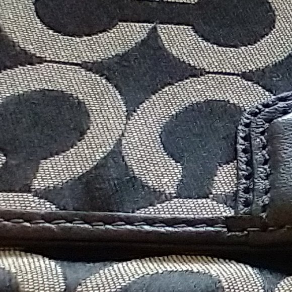 Coach clutch purse - Authentic - 8.5" (L) x 5" (H) with detachable strap - Picture 4 of 15